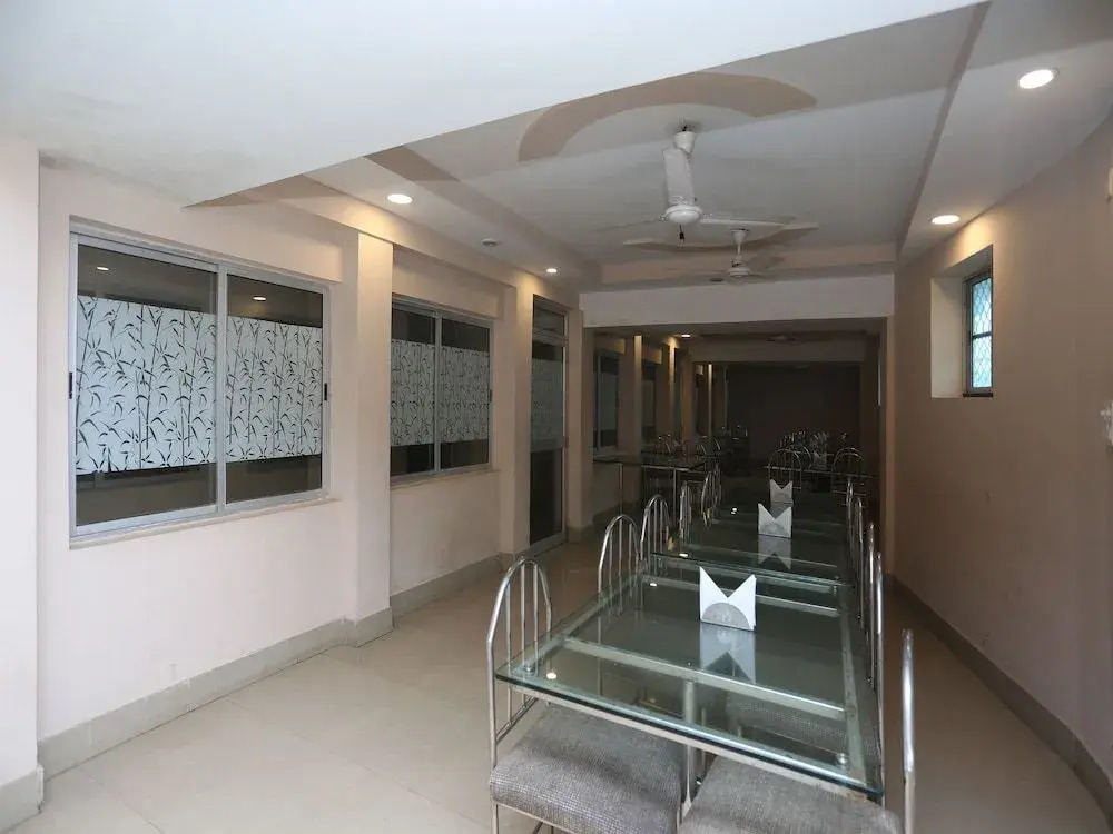 OYO 28314 Hotel Larica