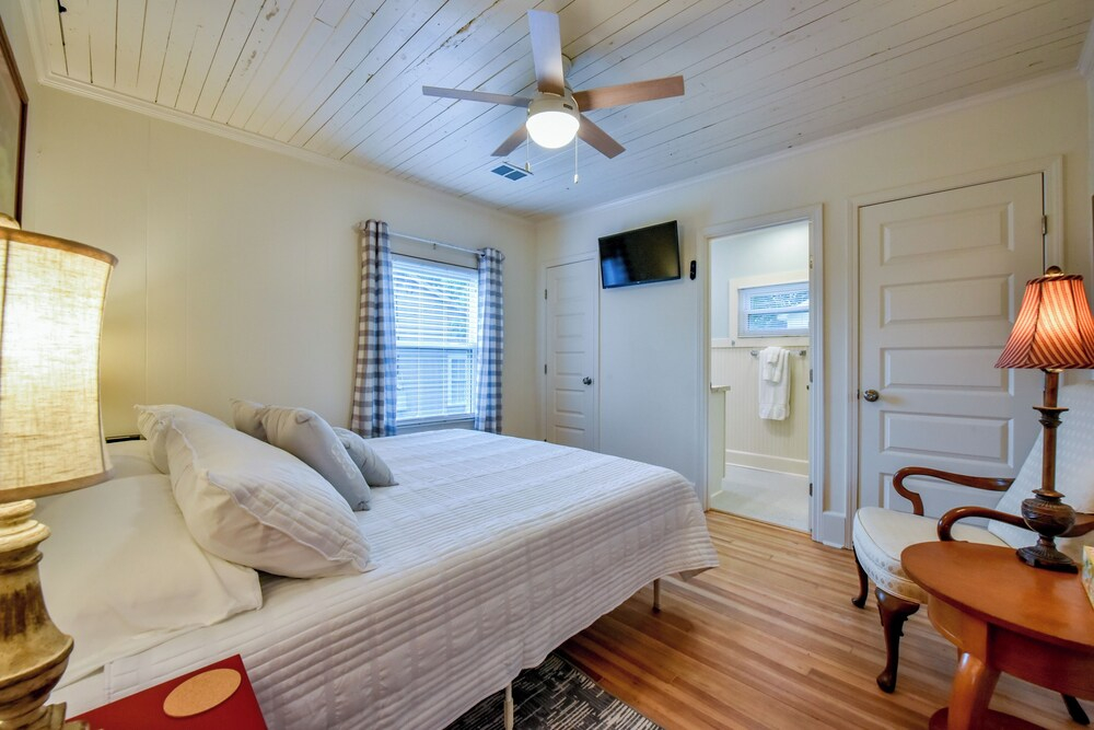 1 Mile to UA Campus: Walkable Midtown Getaway