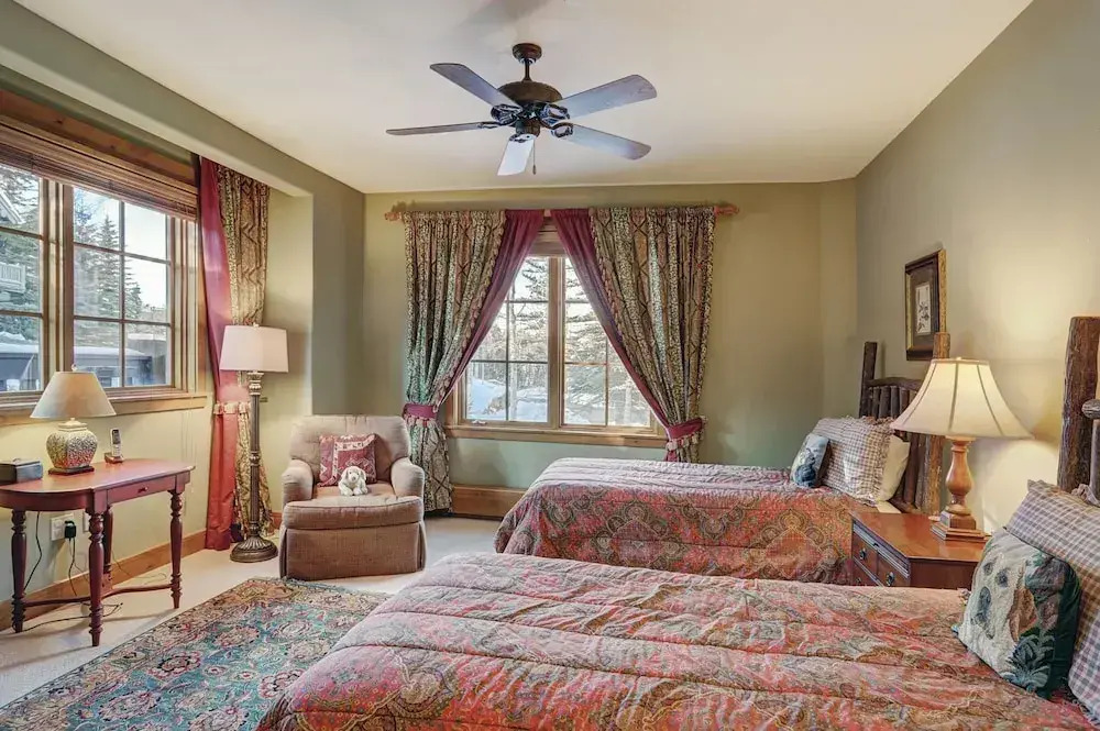 Luxurious 2 Bedroom0 Feet From The Slopes! Condo by RedAwning