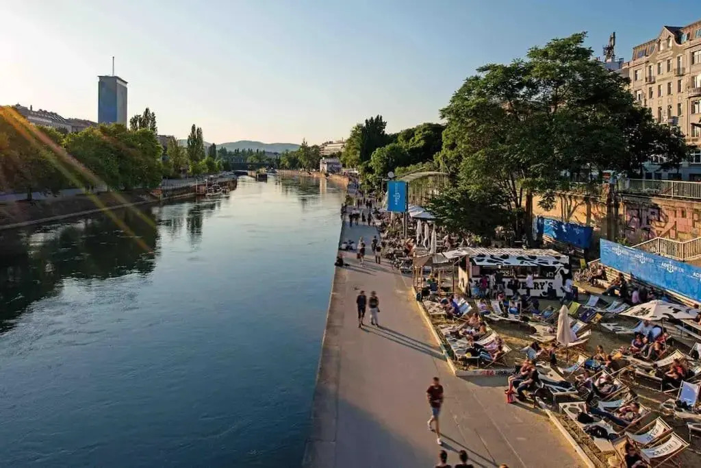 Center apt in best area near park & danube 20’to Airport