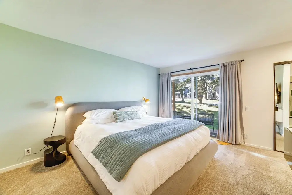 2 Mi to Eagle Lodge! Multi-level Haven w/ Hot Tub