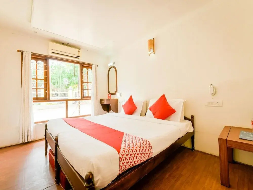 OYO 13589 HouseBoat My Trip Deluxe 4 BHK Private