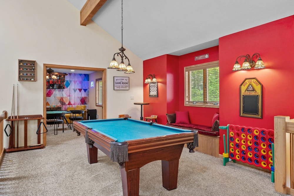 Mins2 Jfbb Split Rock With Hot Tub and Game Room