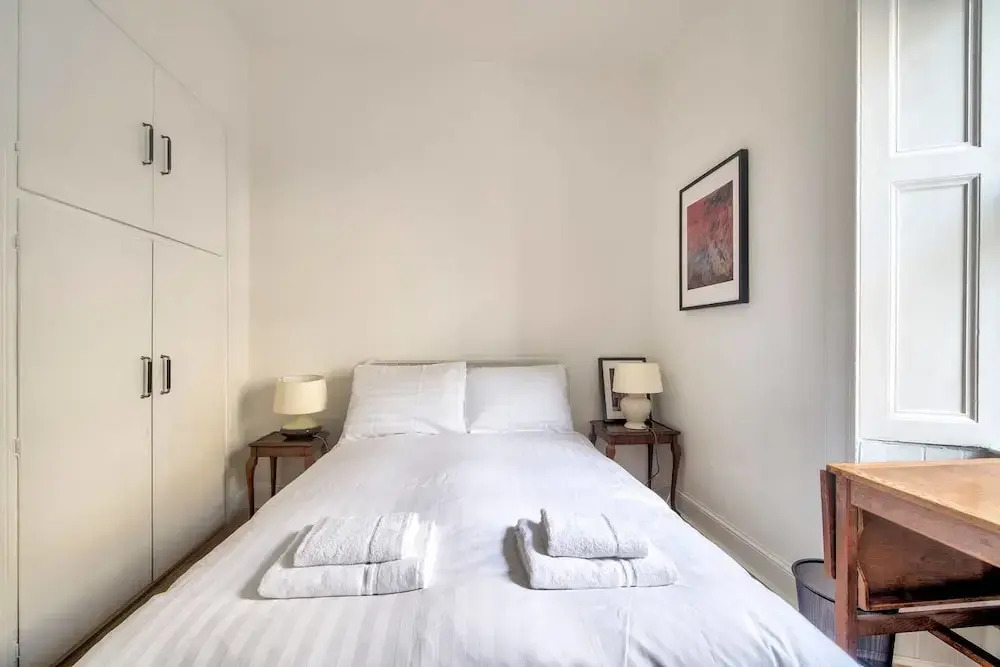 Colourful West-end Apartment - 2 Double Bedrooms 4 Guests!
