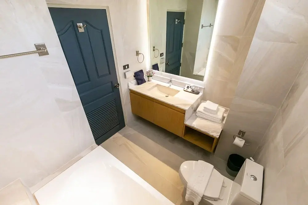 Your Private Oasis Stylish 2br With Spacious Living Room and Pool Access