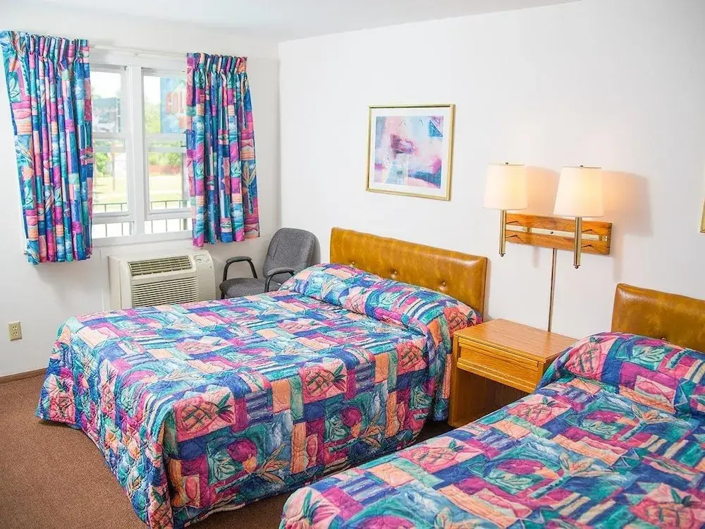 Colonial motel