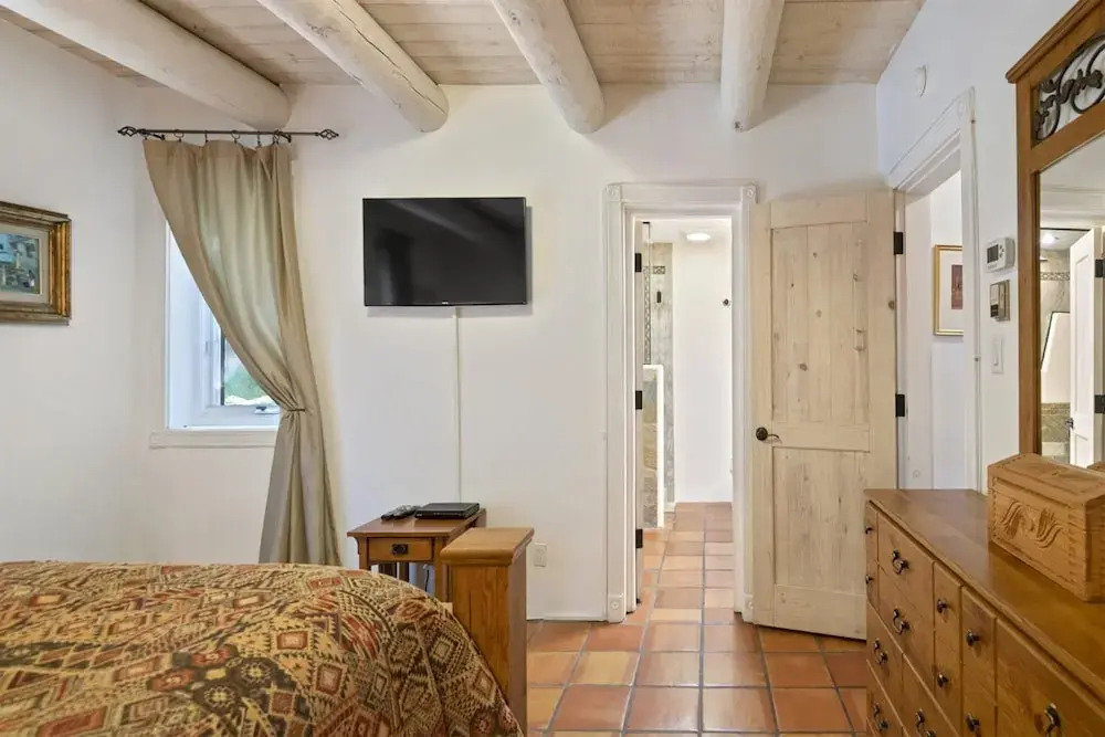 Wisteria - Delightful Updated Family Home, Seven Blocks to the Plaza