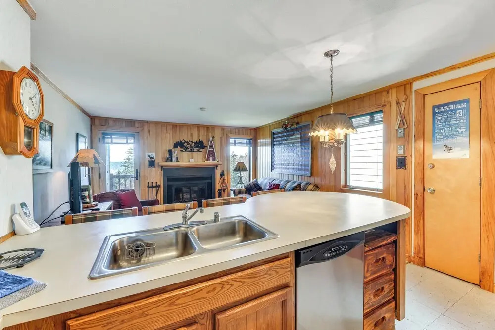 Located in Snowshoe Resort: Townhome w/ Deck!