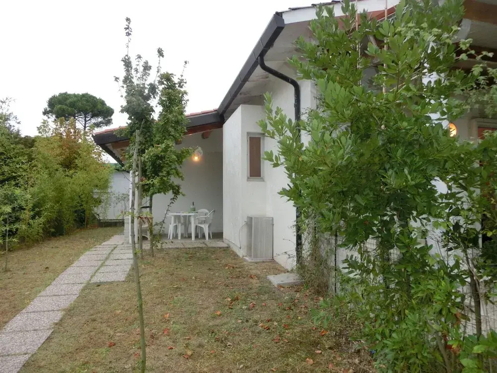 Comfy villa with garden and parking
