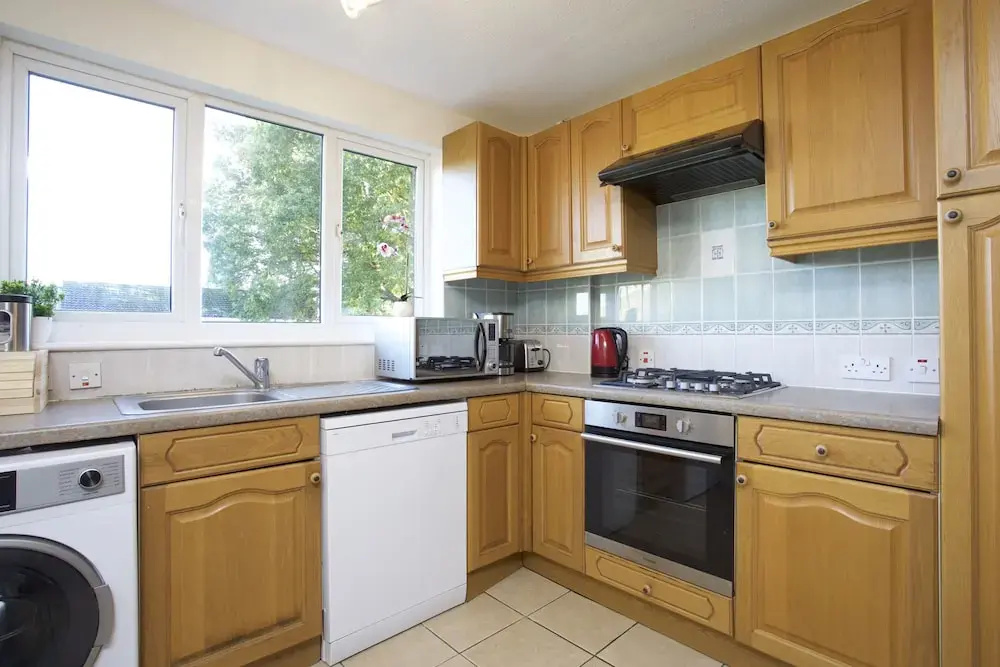 Sleek 2BD House with Garden Heart of Guildford