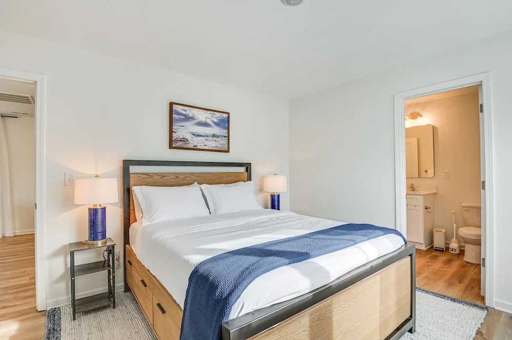 Charming Charlotte Townhome: 6 Mi to Downtown!