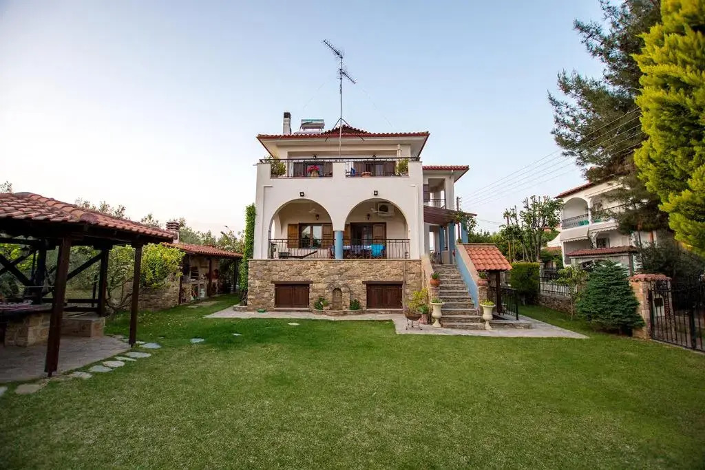 Rustic, luxurious,garden villa 70m from the sea