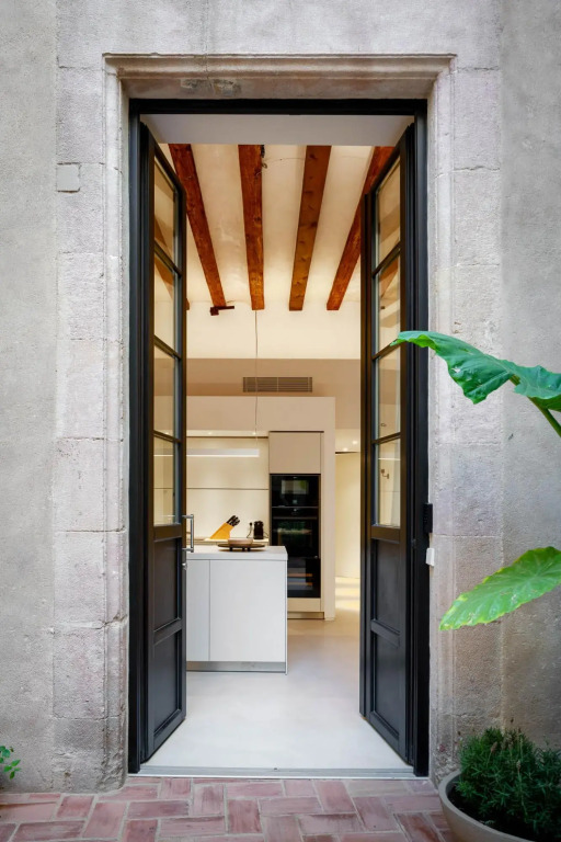 Outstanding apartment with 3 bedrooms and 3 bathrooms, two of them en suite suite + 2 lovely patios.