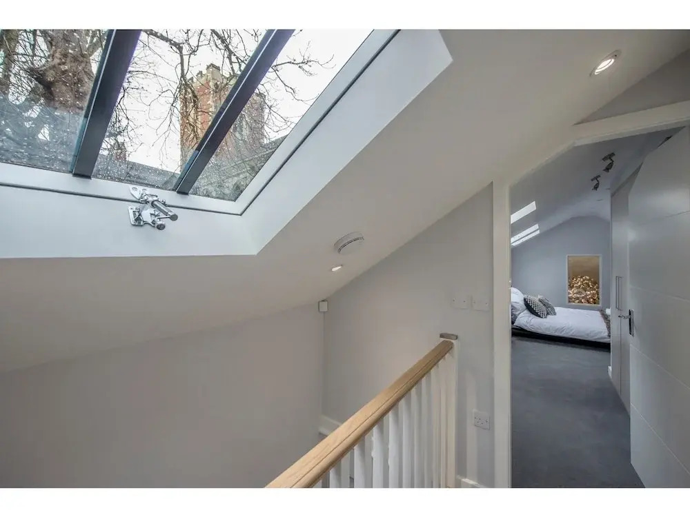 Modern, Stunning and Elegant 2 Bedroom Apt for 4