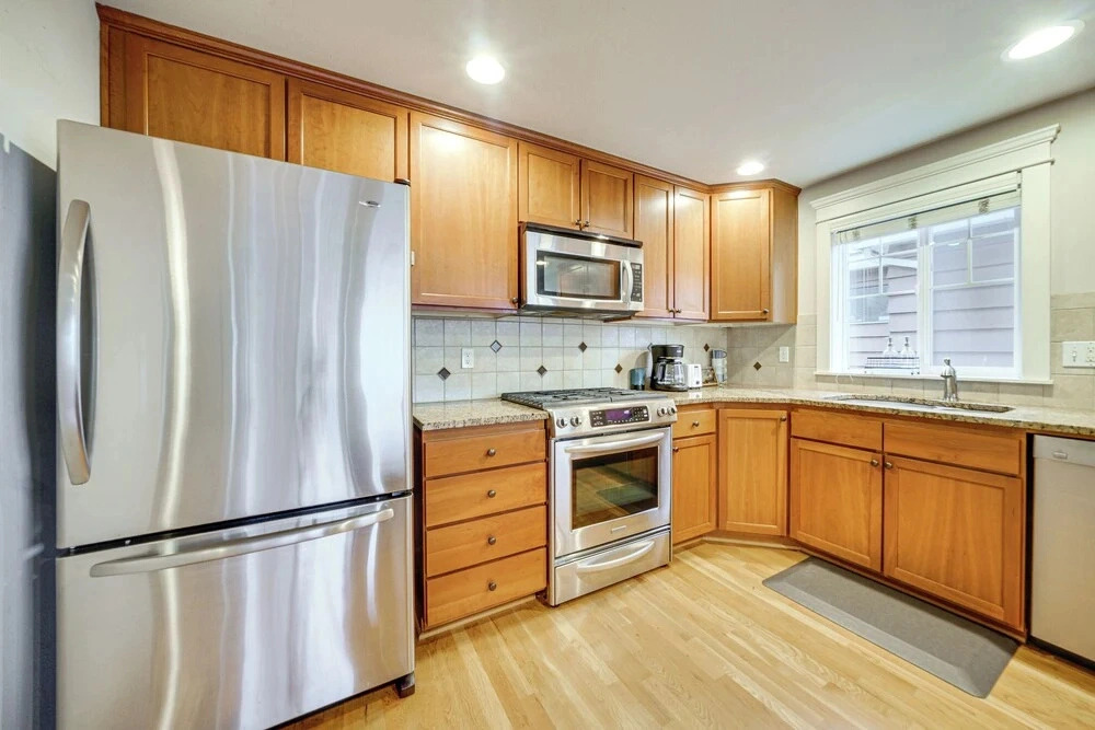 4 Mi to Lumen Field! Centrally Located Townhome