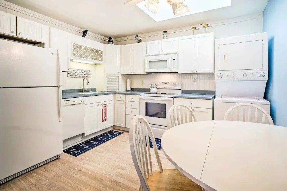 Cape May Quad Unit w/ Deck ~ Half-mi to the Beach!