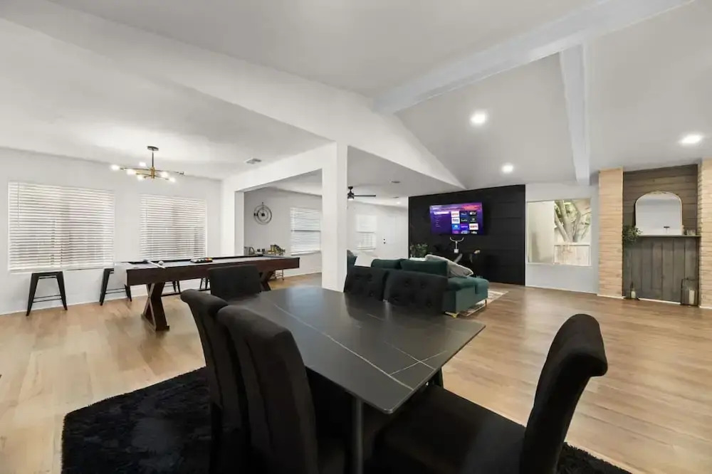 Spacious 6 Bed House Airport Pet Friendly AFB