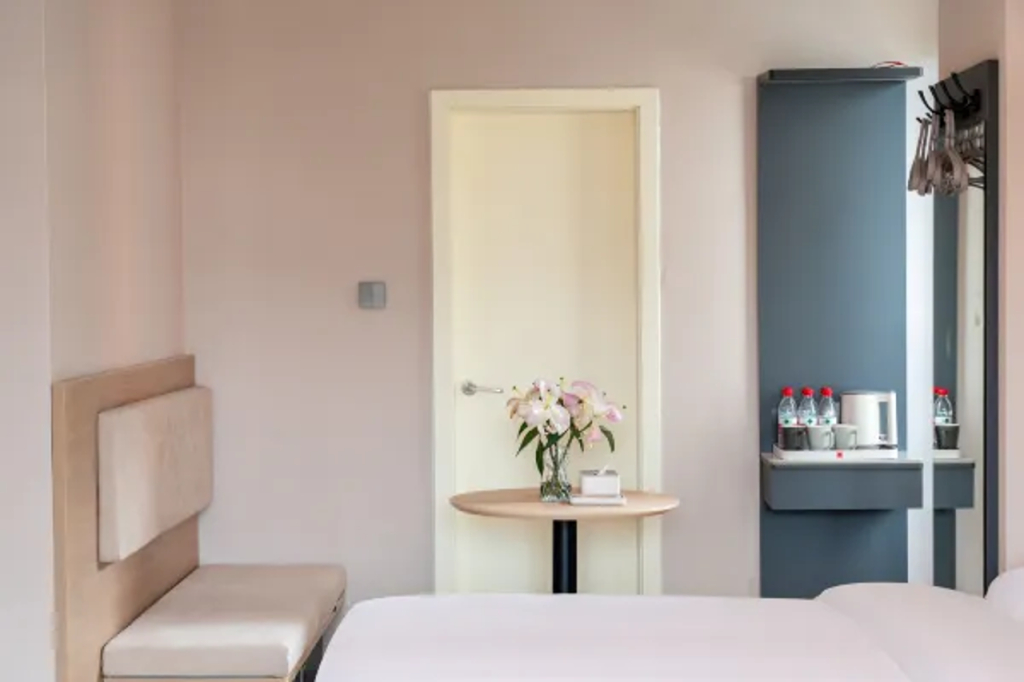 Yuezhi Light Hotel(Guangzhou Eastern Railway Station Yantang Metro Station Store)