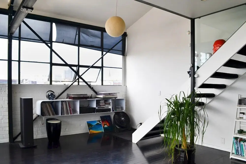 Stylish 2 Bedroom Loft Apartment With Parking