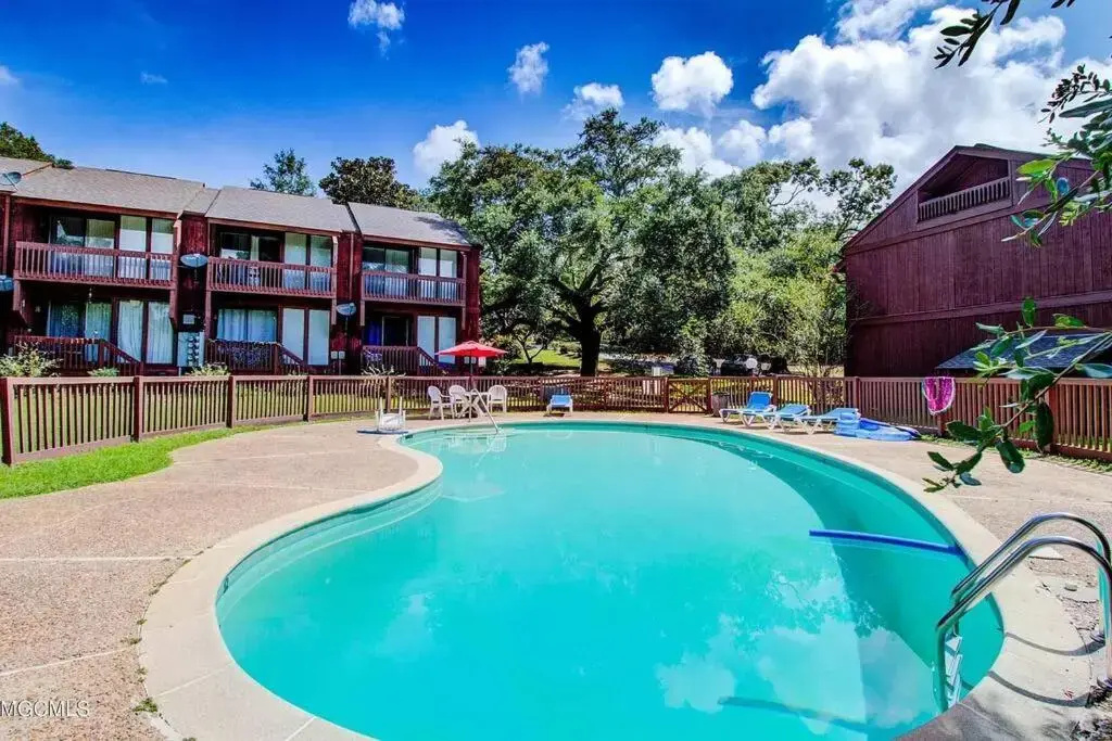 Lakeside Villa - Quite Location, walk to the Country Club