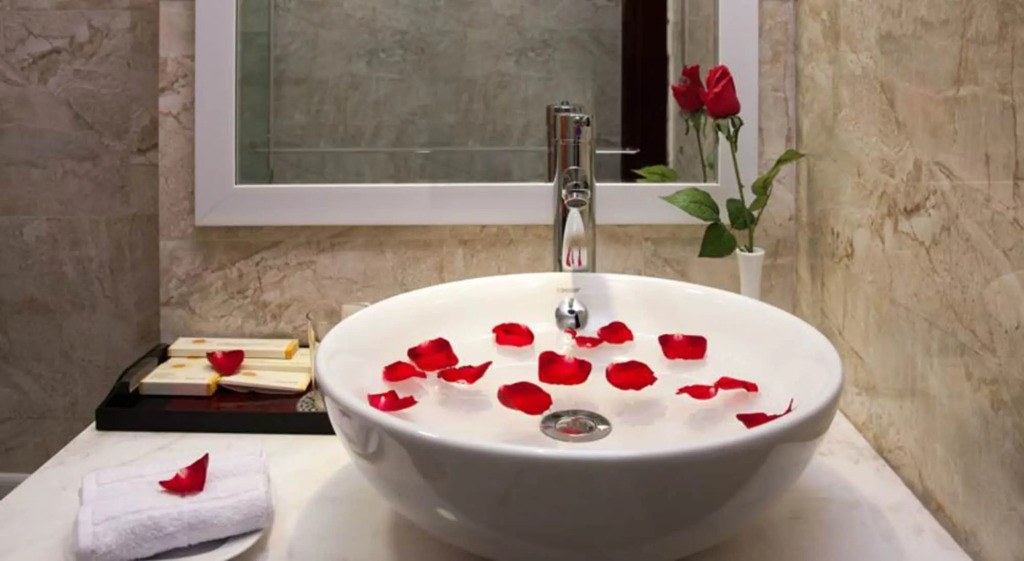 Golden Moon Suite Hotel & Travel