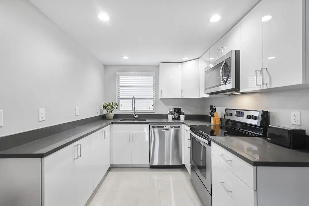 Luxury 2bd2bth apt near beach and port