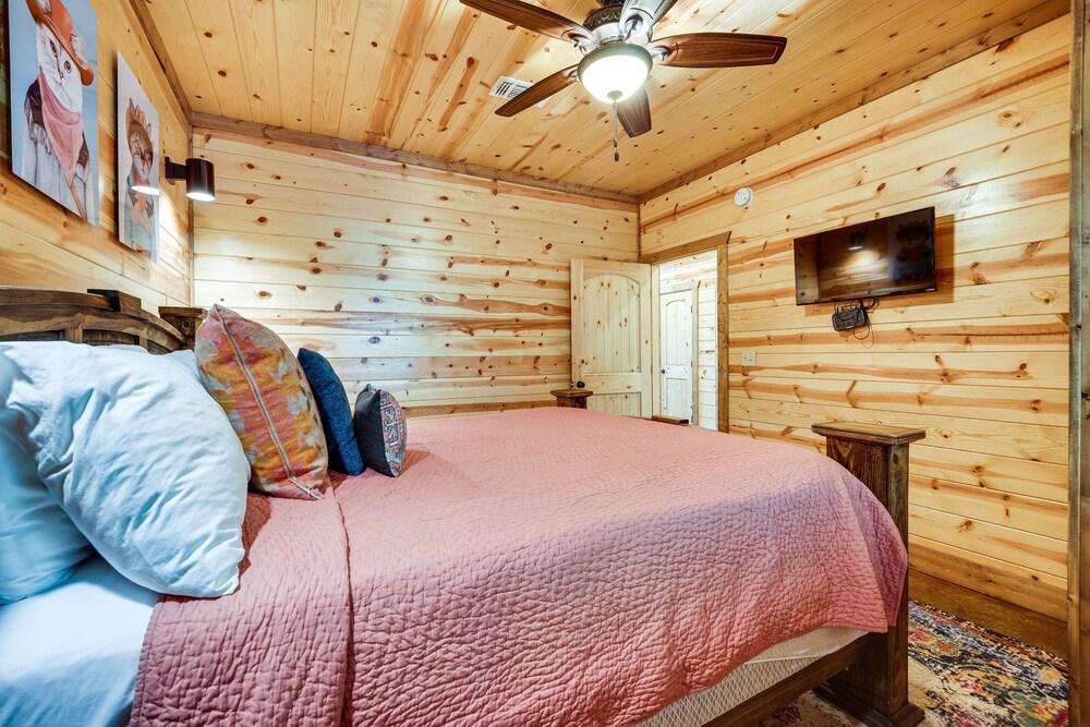 Hot Tub & Fire Pit at Broken Bow Cabin!