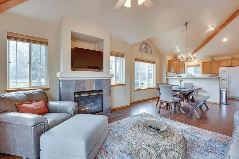 Pet-friendly Townhome w/ Hot Tub in Redmond!
