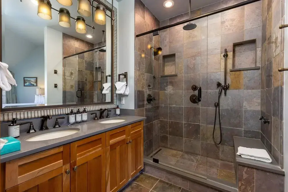 2300 Red Hawk Lodge 3 Bedroom Condo by RedAwning
