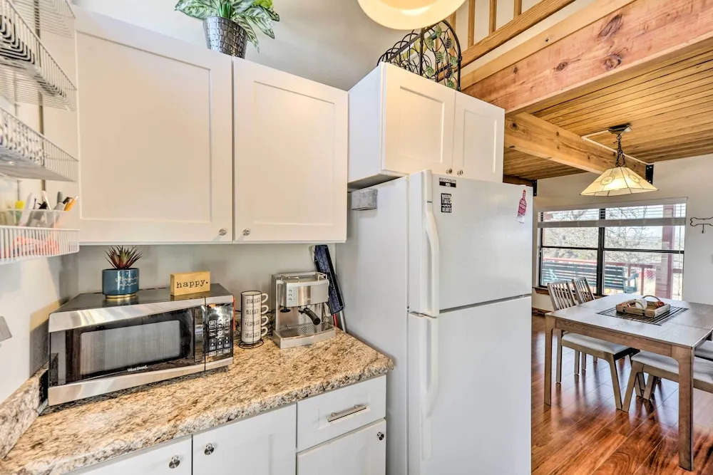 Pet-Friendly Fredericksburg Cabin w/ Hot Tub