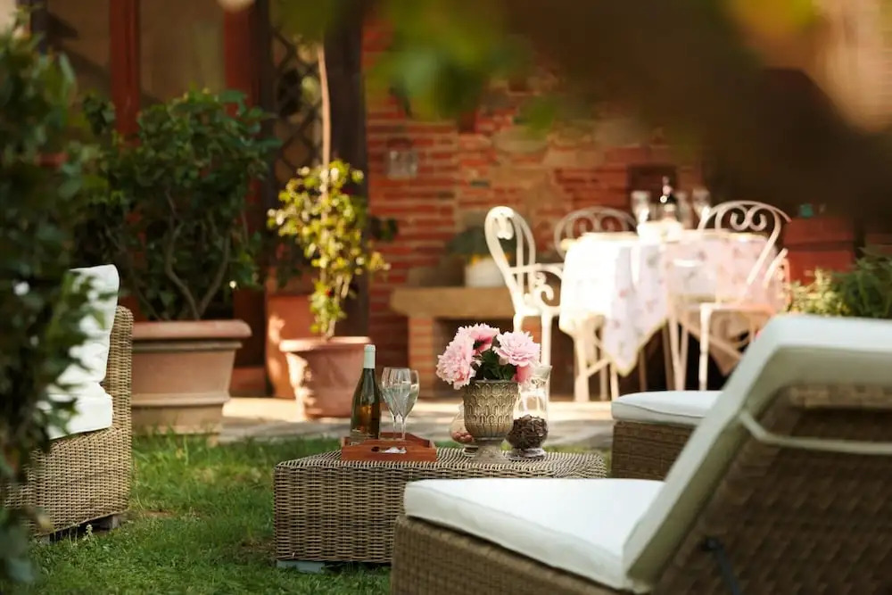 Rosyabate Cottage, with Private Garden and views between Lucca and Pistoia