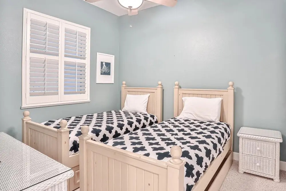Elegant Waterfront Condo With Central AC, Balcony, and Shared Pools & hot Tubs