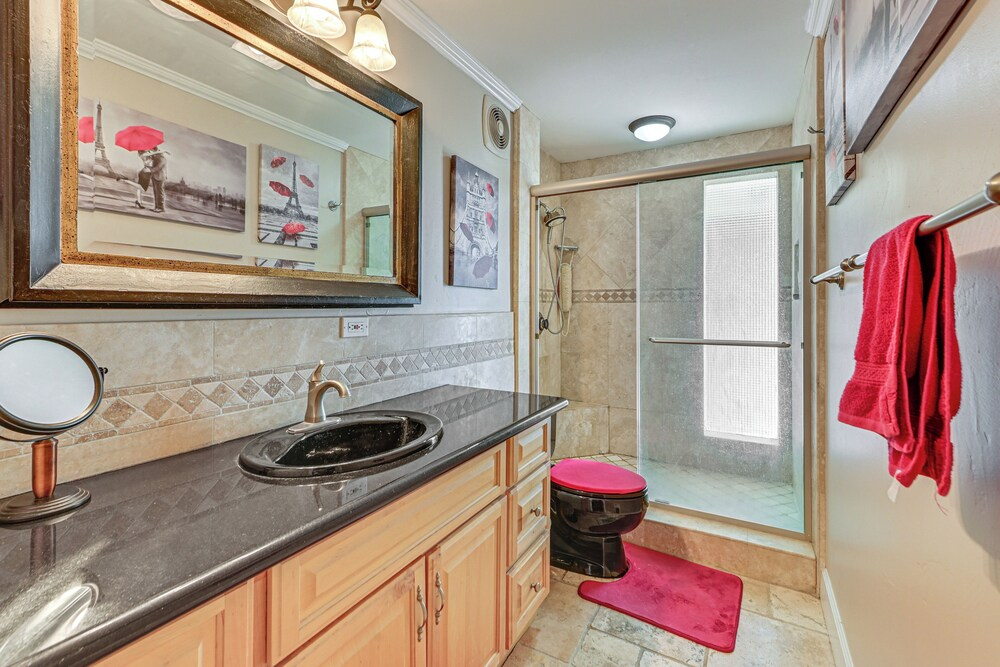 Walk to Beach: Condo w/ Pool Access in Oceanside