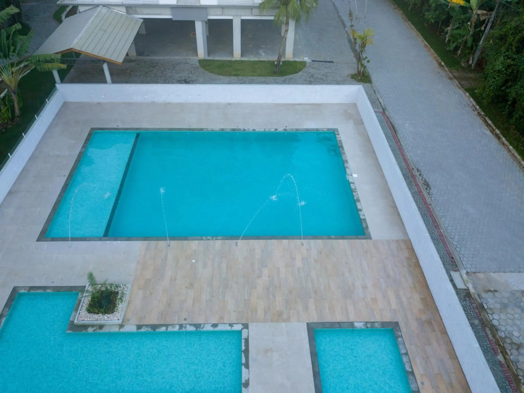 Apartamento Ubatuba, AR, Varanda Gourmet, Piscinas e 300mt Praia