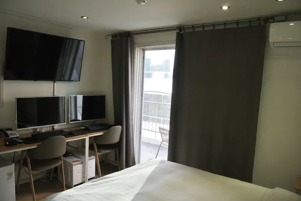 Shire Hotel