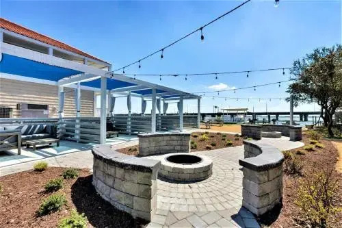 Bay Breeze Sailboat Suite (1 bed/1 bath condo with cabanas, fire pits, and pier)