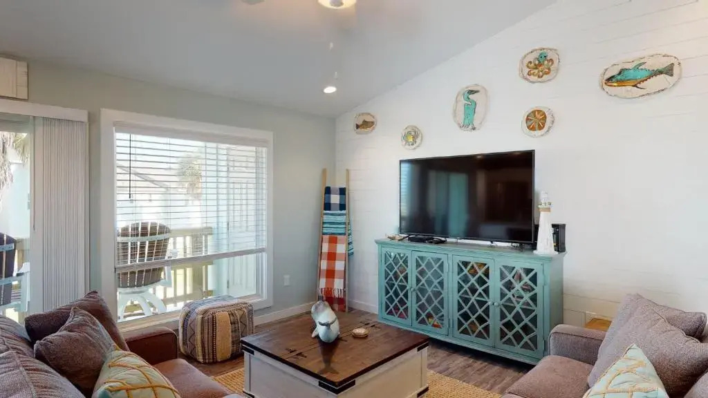 AH-C208 Newly Remodeled, 2nd Floor Condo with Nautical Theme, Great location in town