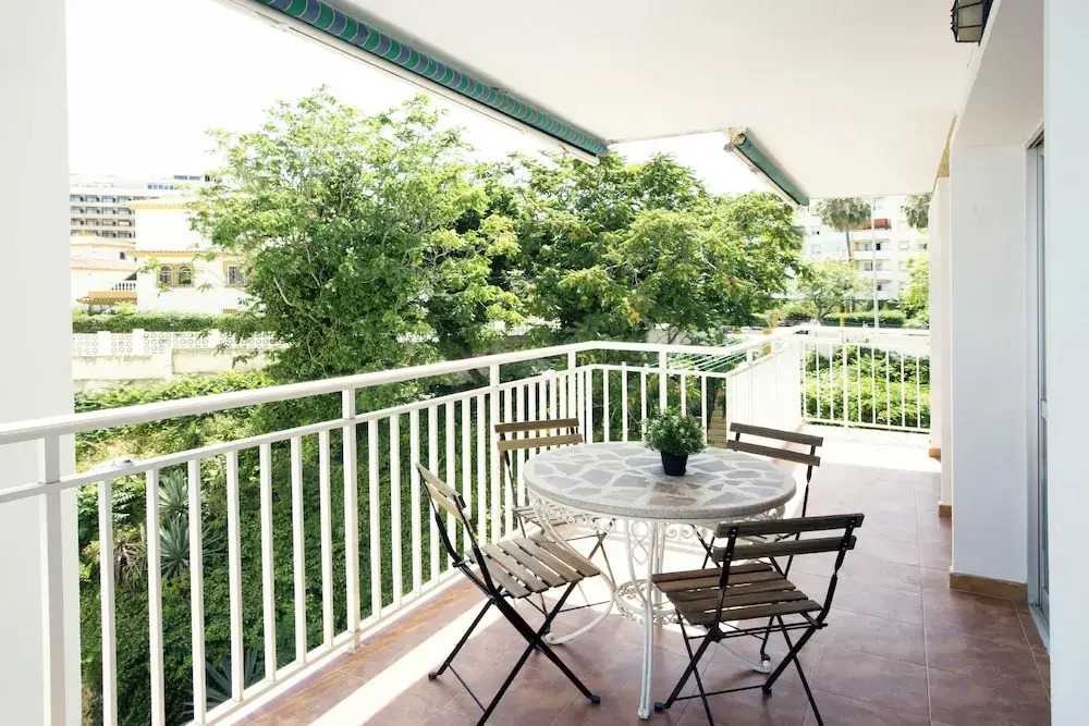 Center Incredible Views & Relax