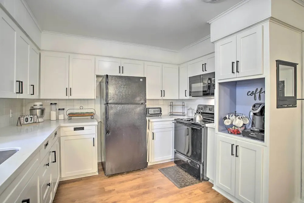 1 Mi to Main St: Brenham Retreat w/ Game Room