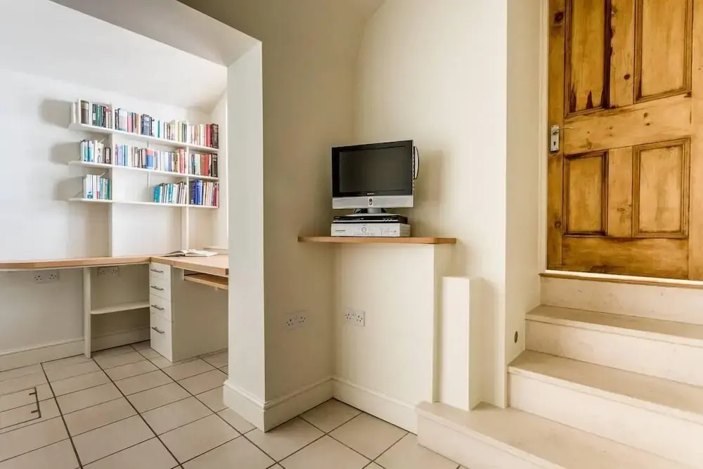 Spacious 2BR Flat in Kensington