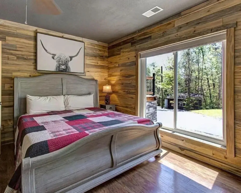 Rustic Hideaway 4 Bedroom Cabin by RedAwning