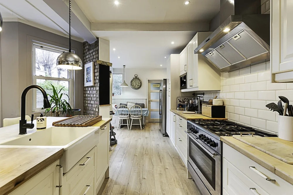 Gorgeous 4-bed Home With a Fireplace and Terrace