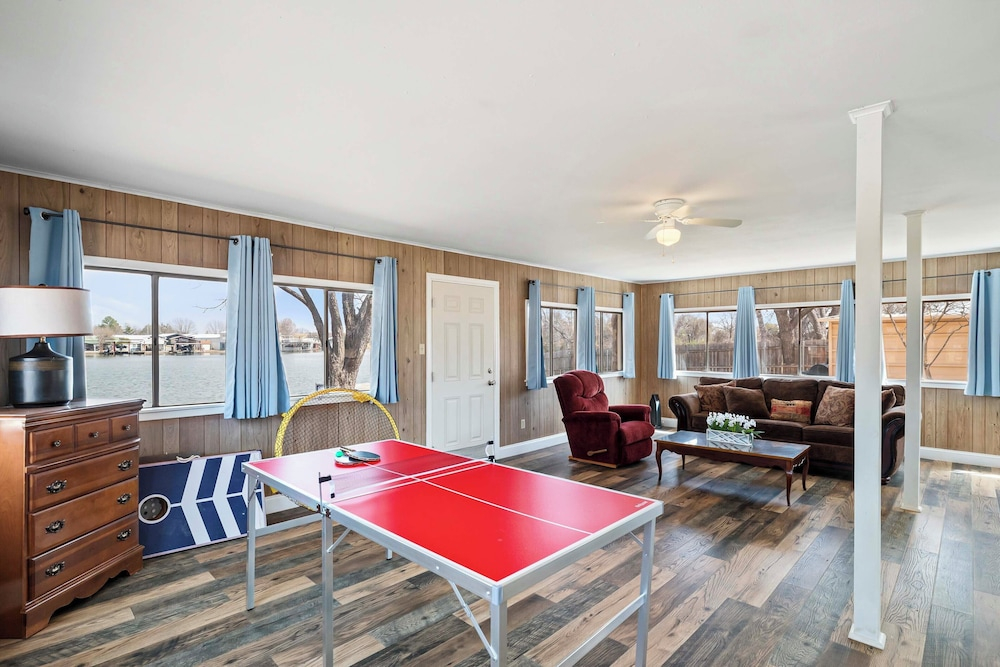 Lakefront Cabin + Guest House Near Granbury Square
