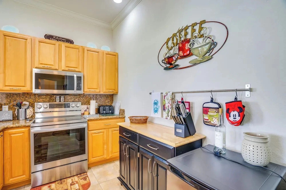Pool Access & Lake-view Lanai! Port Charlotte Gem