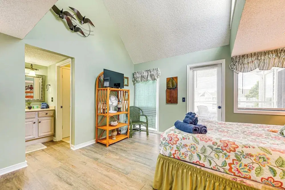 Myrtle Beach Condo Near Ocean: 1 Mi to Apache Pier