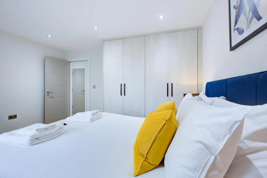 Hybrid Resi - Uxbridge, On-site CAR or VAN parking, near London Heathrow Airport