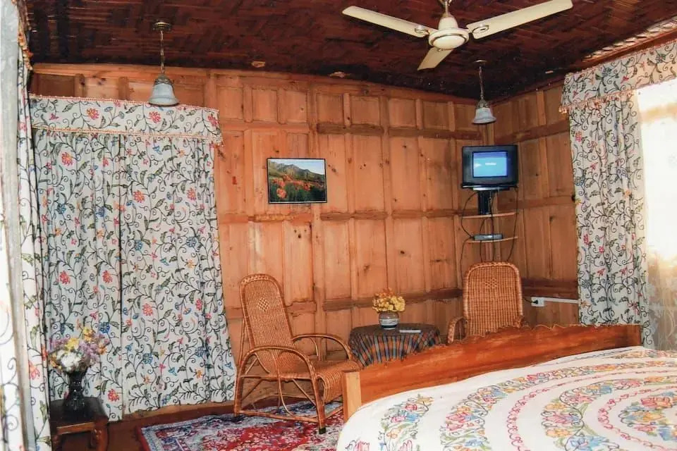 New Buckingham Palace Houseboat