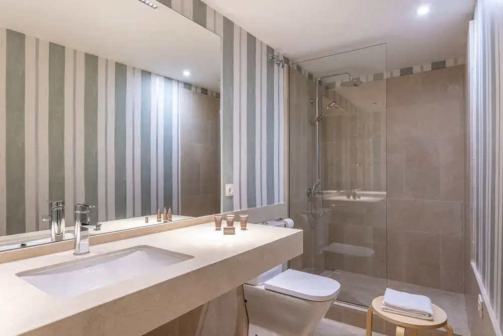 Modern Apartment 2 Bd & 2 Bth Near the Cathedral Catedral V