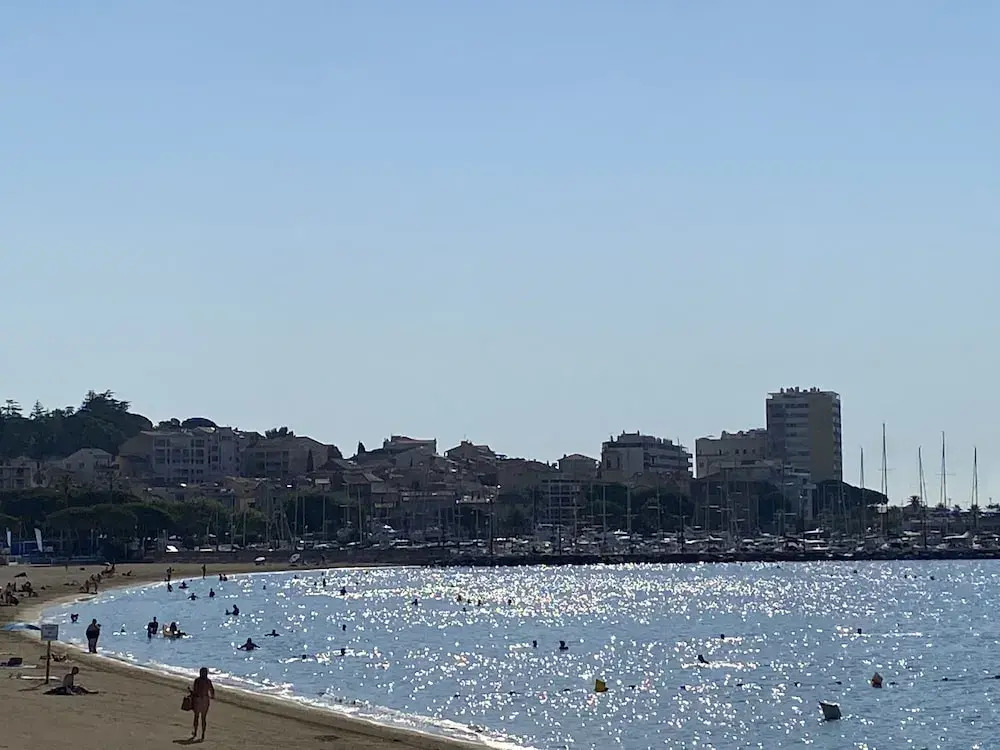 Deux Pièces 70 m² Climatisé, Avec Terrasse, Proximité Bord de mer
