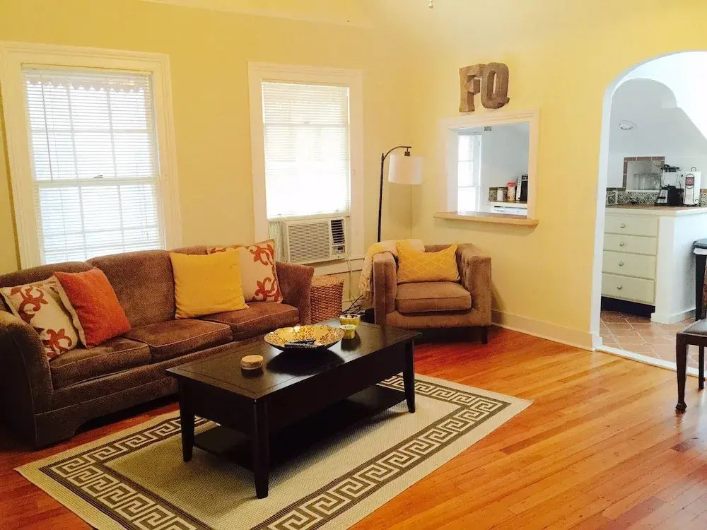 Large 1BR w Pool in Heart of FQ and Bourbon - NOLA